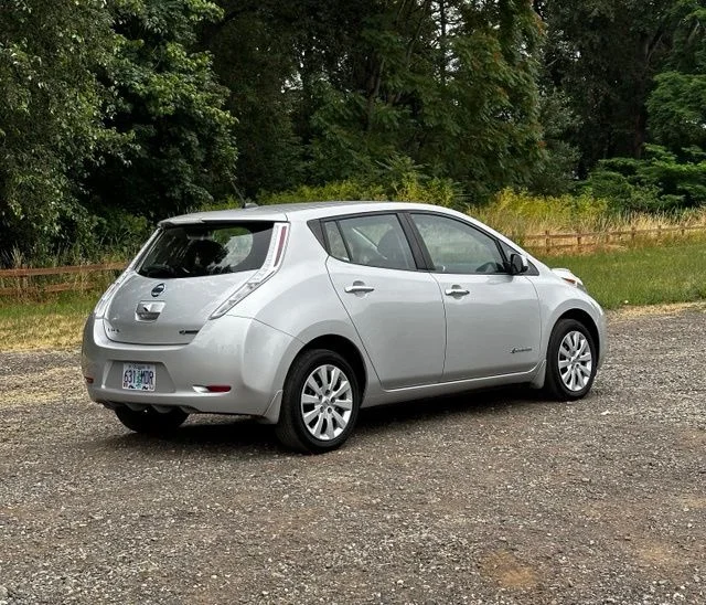 Used 2017 Brilliant Silver Nissan S image 9