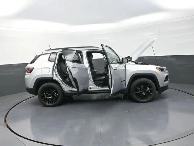New 2026 Silver Zynith Metallic Clear-Coat Exterior Paint Jeep Latitude image 37