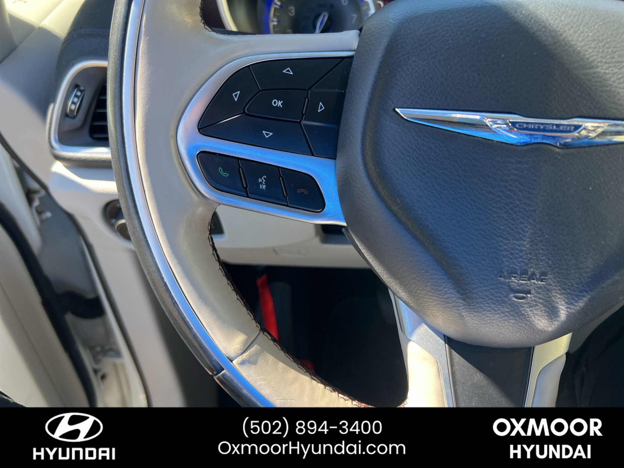 Used 2017 Bright White Clearcoat Chrysler Limited image 9
