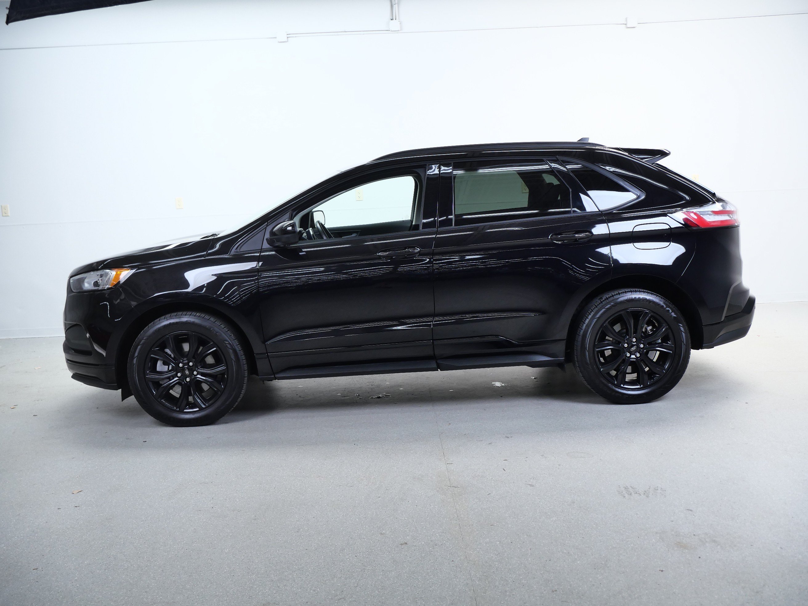 Used 2022 Black Ford SE image 8