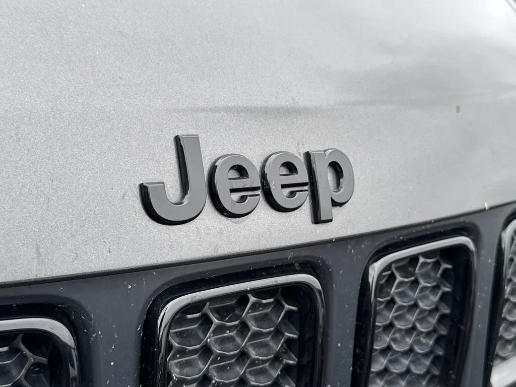 Used 2021  Jeep Altitude image 12