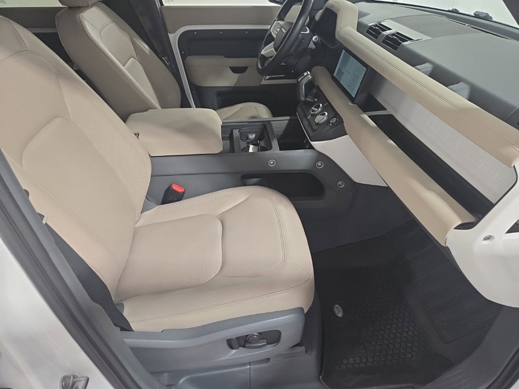 Used 2023  Land Rover S image 22