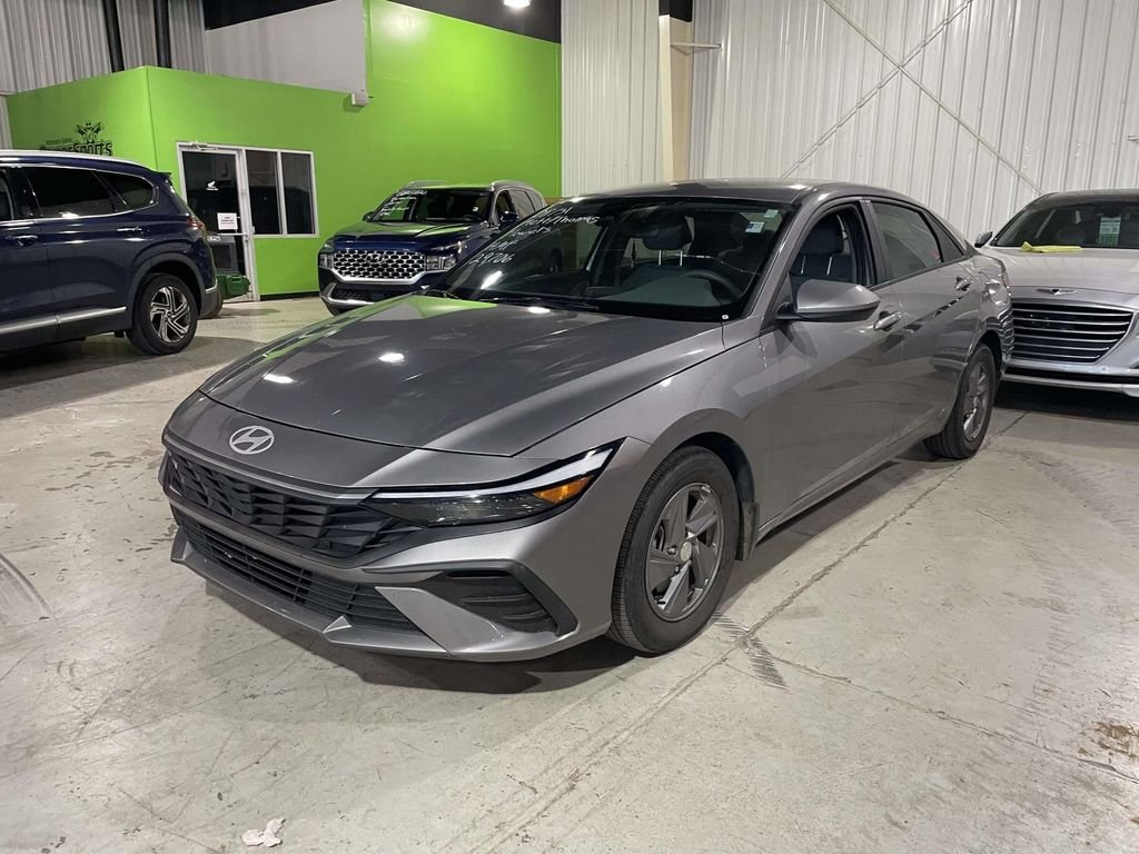 Used 2024  Hyundai SE image 3