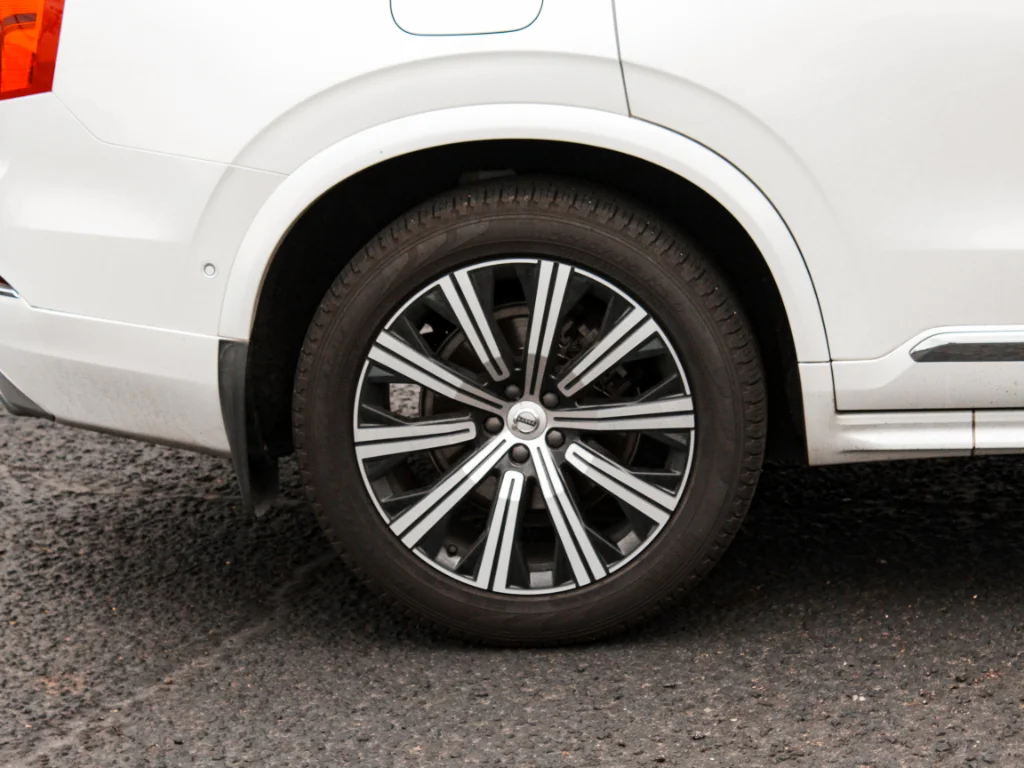 Used 2019 Crystal White Pearl Metallic Volvo Inscription image 4