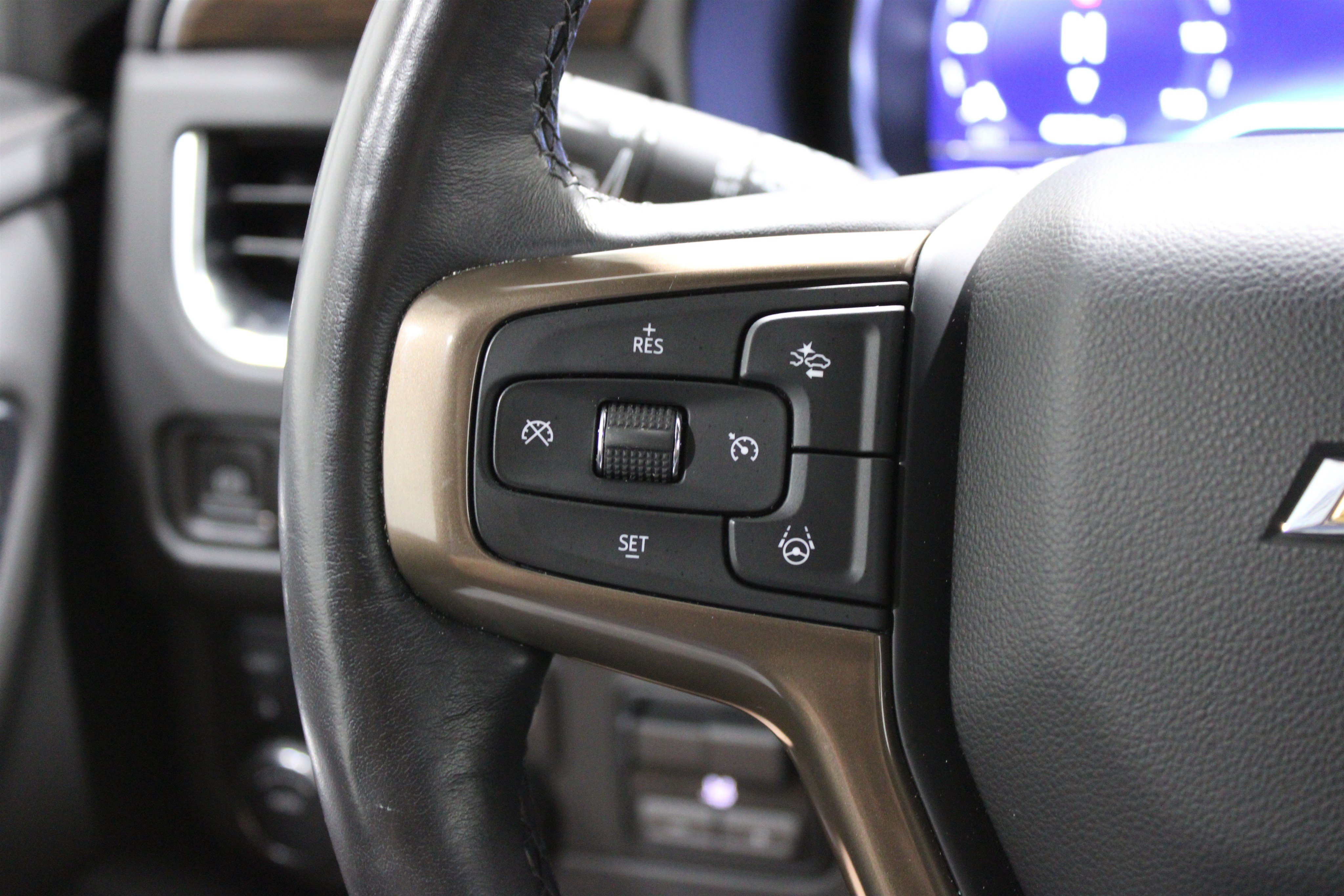 Used 2024 Iridescent Pearl Tricoat Chevrolet High Country image 12