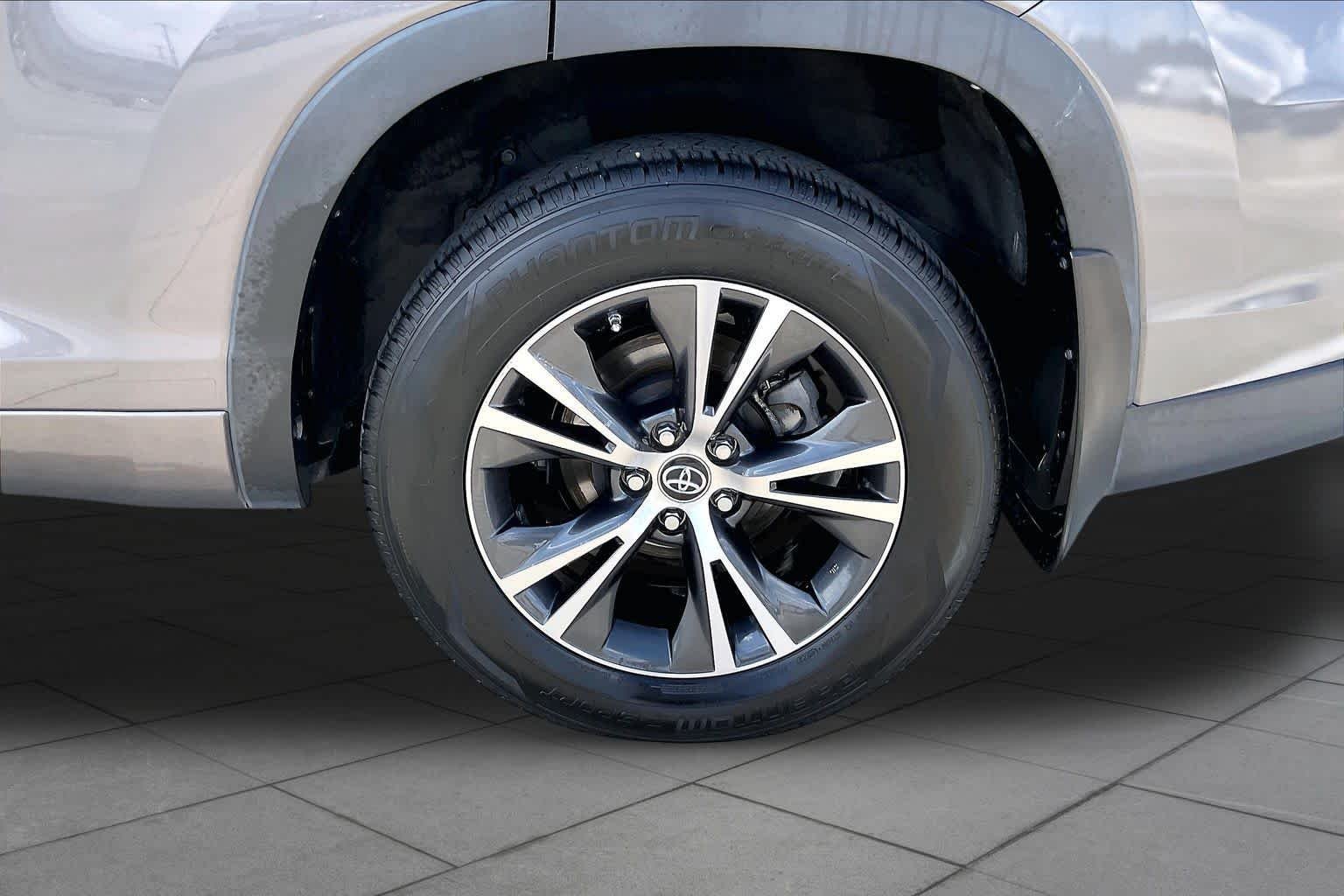 Used 2018 Predawn Gray Mica Toyota LE image 11