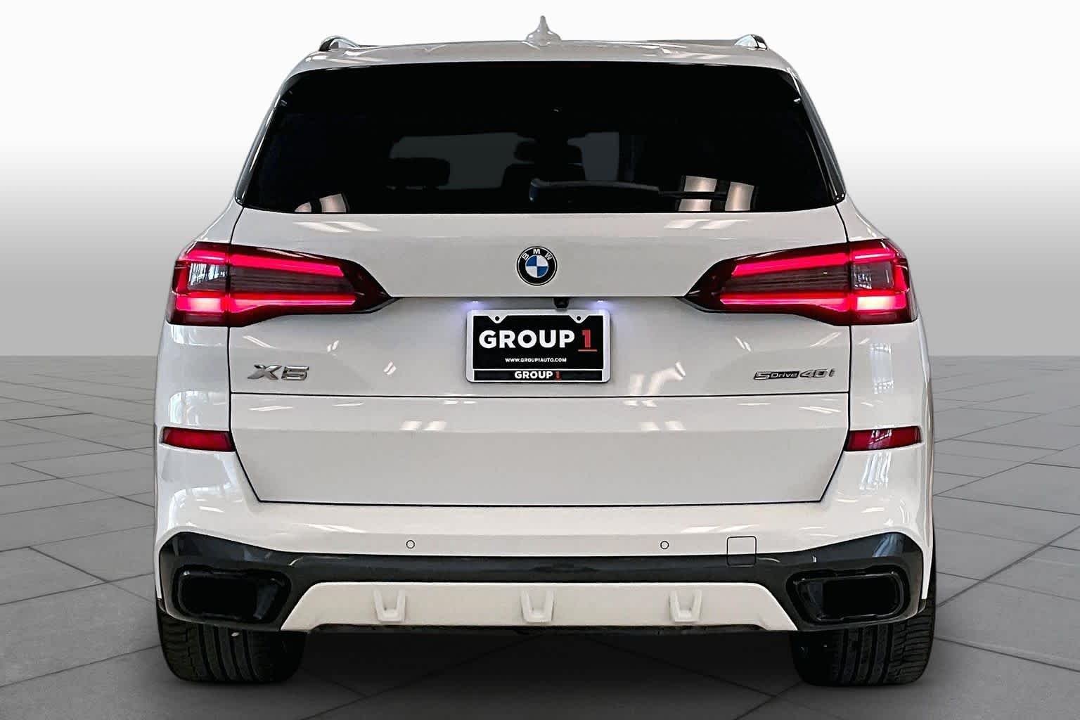 Used 2022 Alpine White BMW sDrive40i image 4