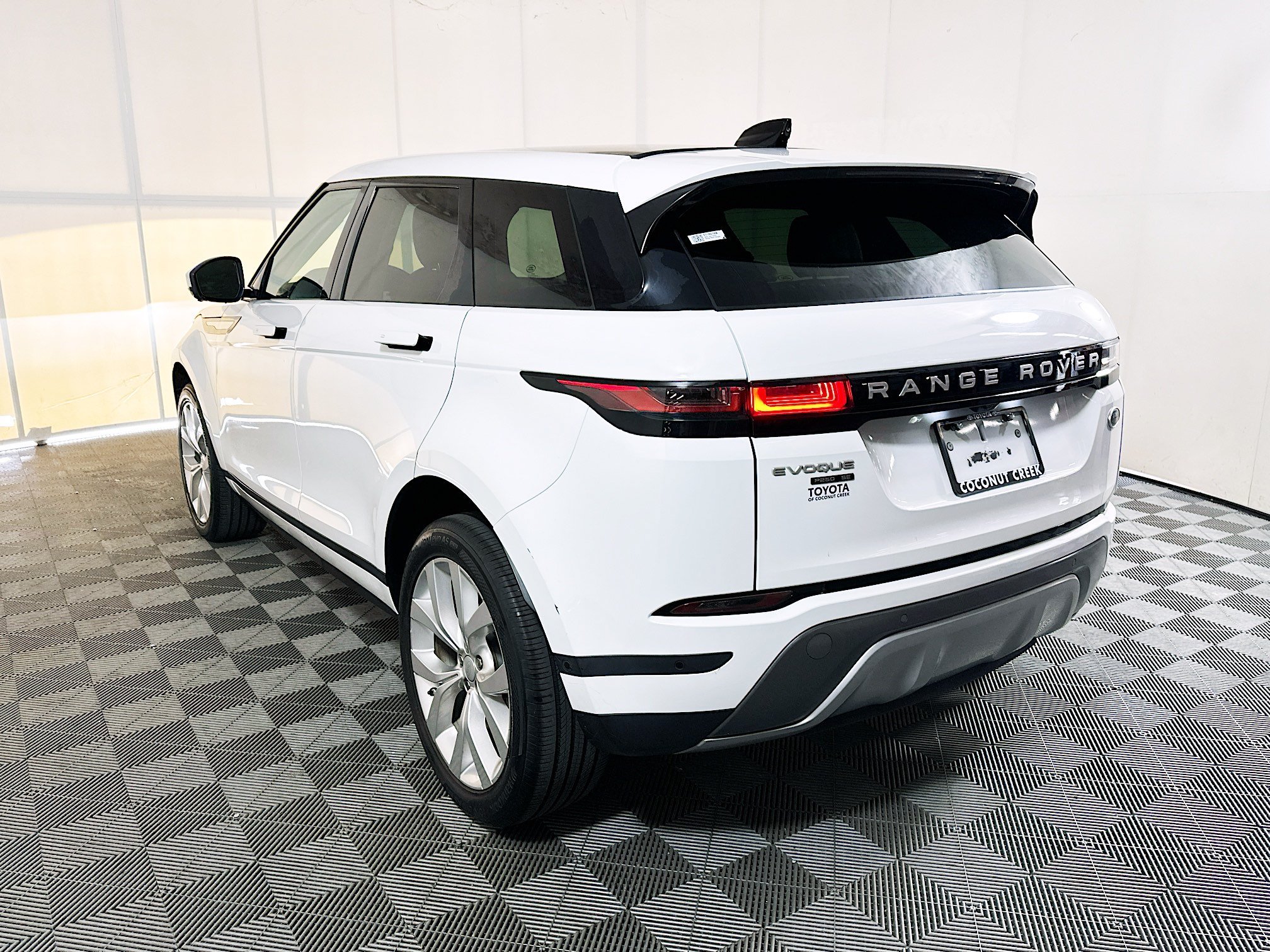 Used 2020 White Land Rover SE image 5