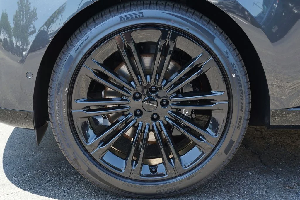 New 2026 Carpathian Grey Land Rover SE image 9