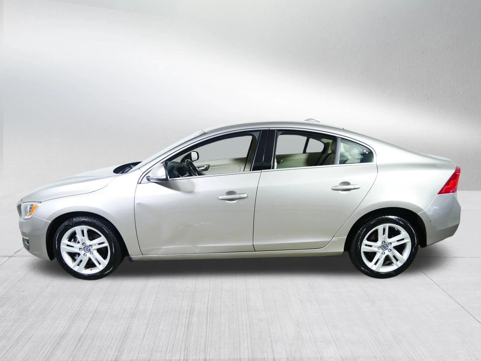 Used 2014 Seashell Metallic Volvo T5 image 4
