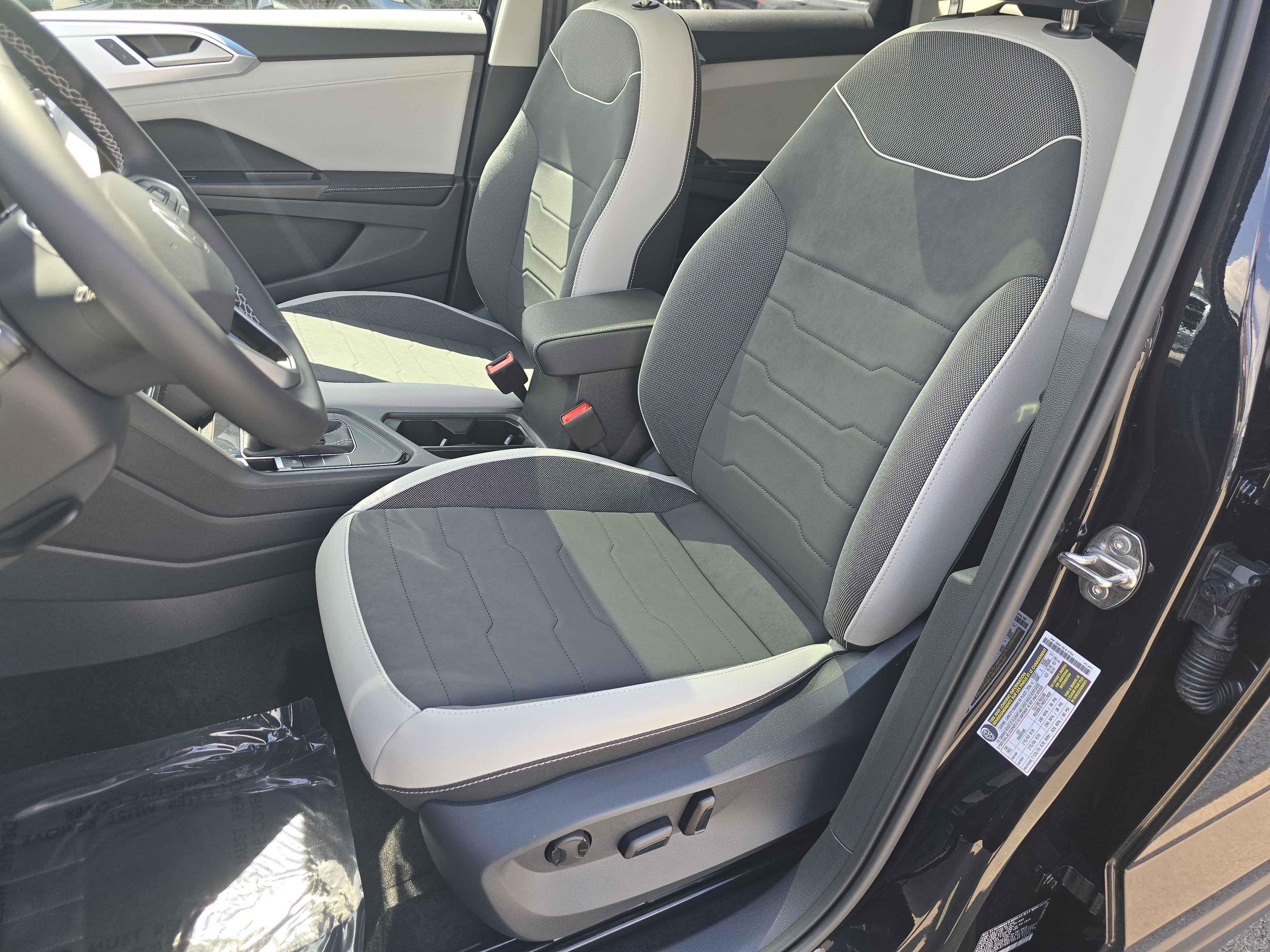 New 2026 Deep Black Pearl Volkswagen SE image 19