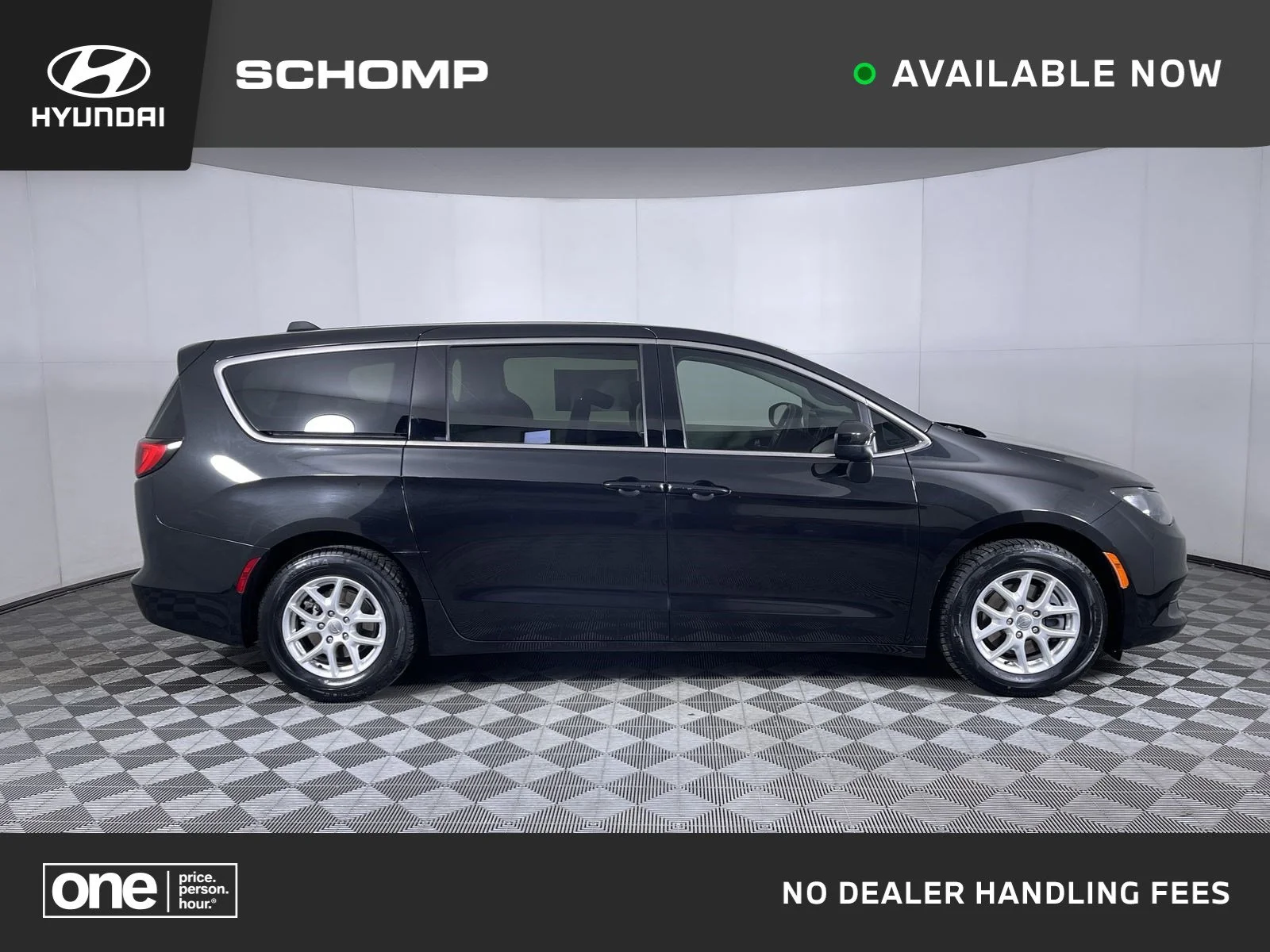 2017 Chrysler Pacifica Touring's photo