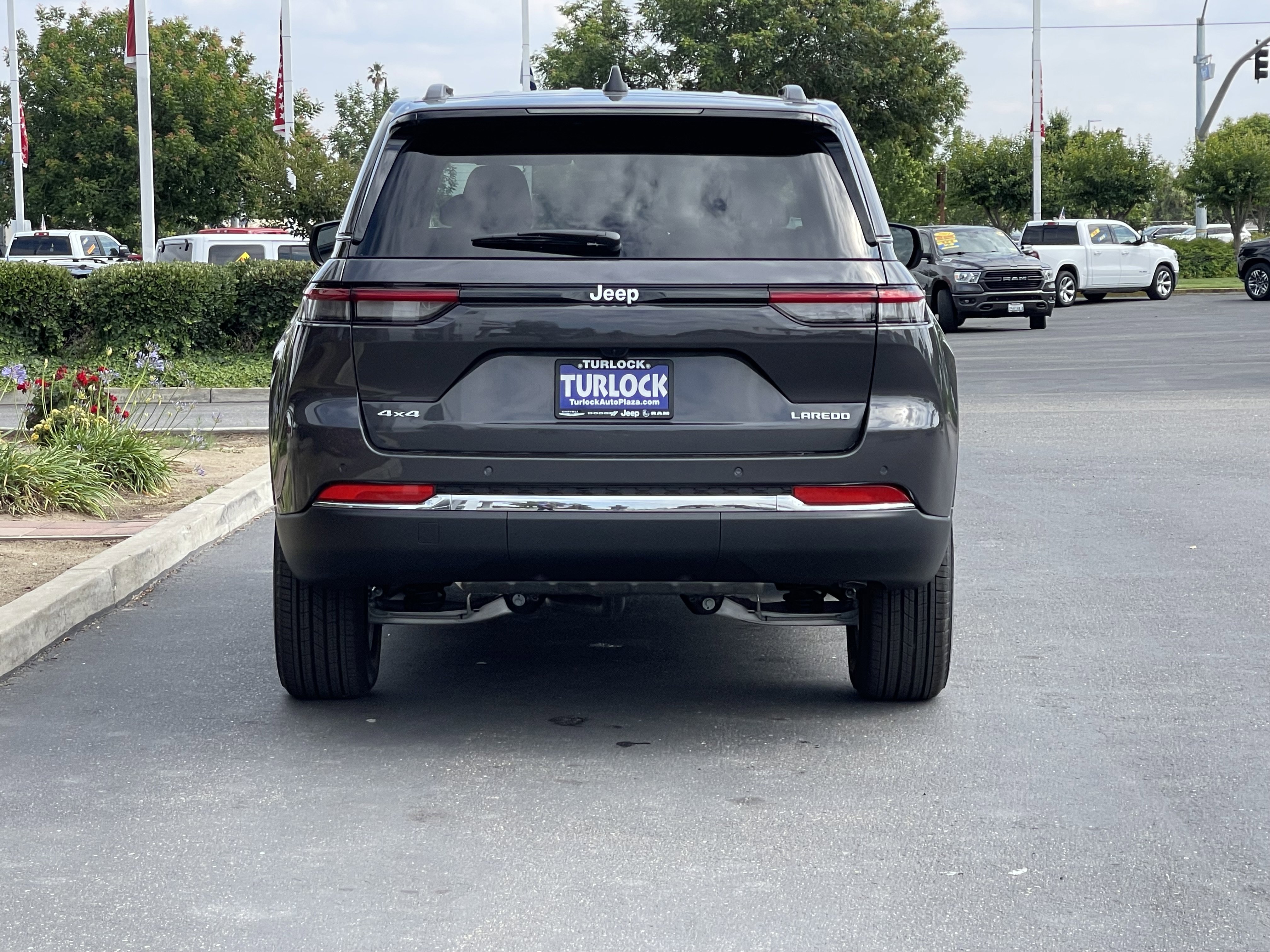 New 2026 Baltic Gray Metallic Clear-Coat Exterior Paint Jeep Laredo image 6