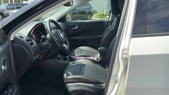 Used 2021 White Jeep Trailhawk image 10