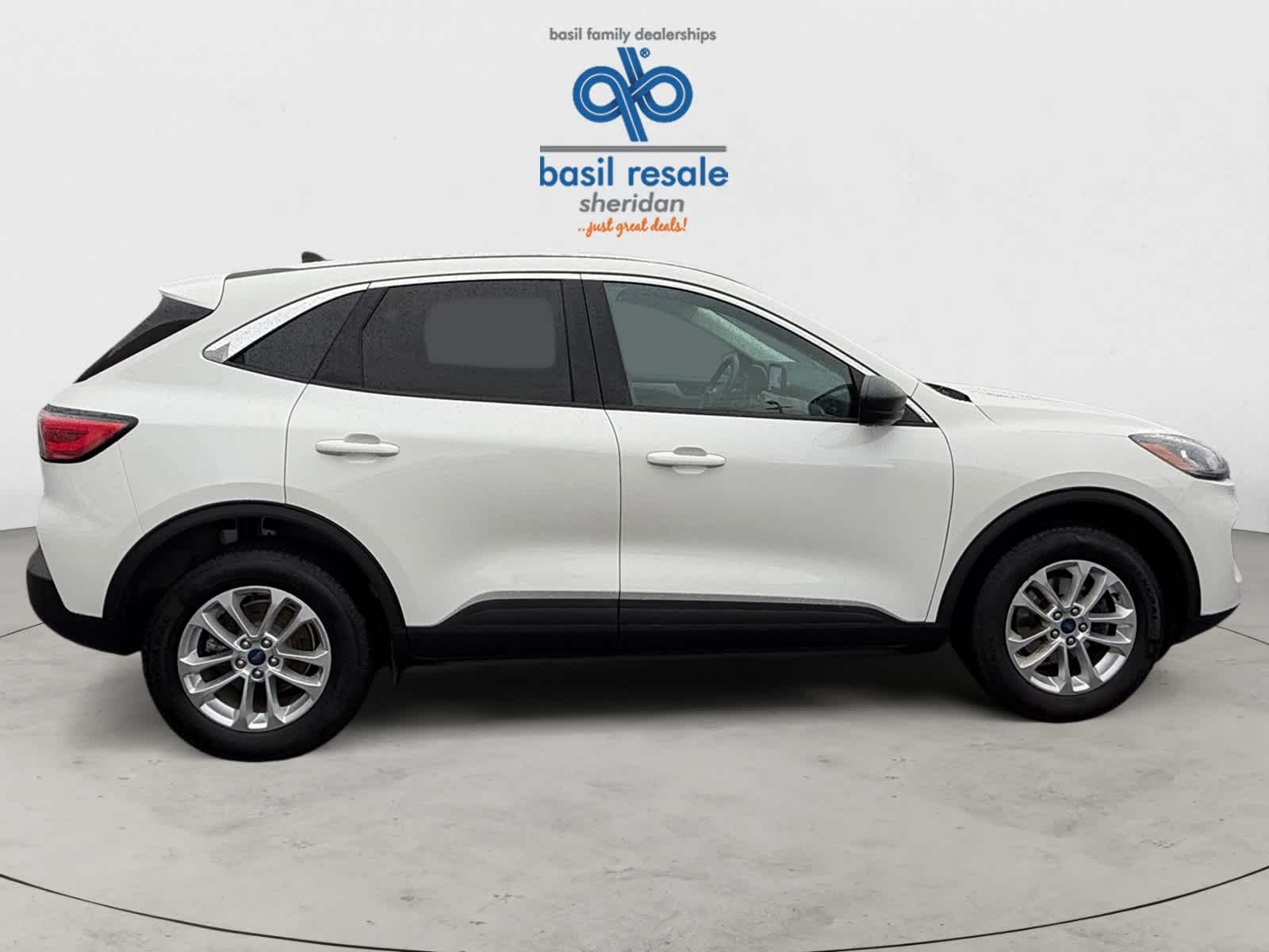 Used 2022 Star White Metallic Tri-Coat Ford SE image 9