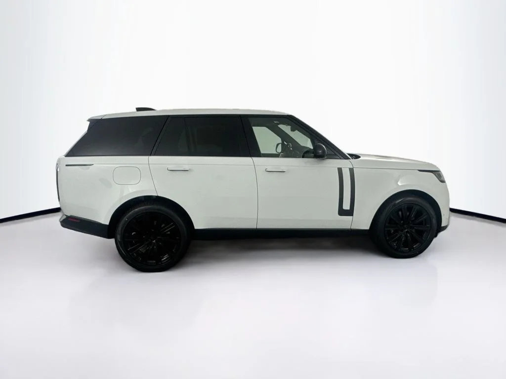 New 2026 Fuji White Land Rover SE image 4
