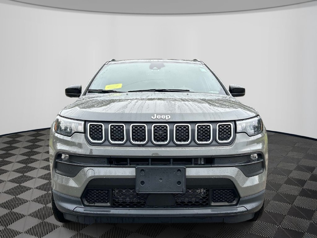 Used 2023 Gray Jeep Latitude Lux image 9
