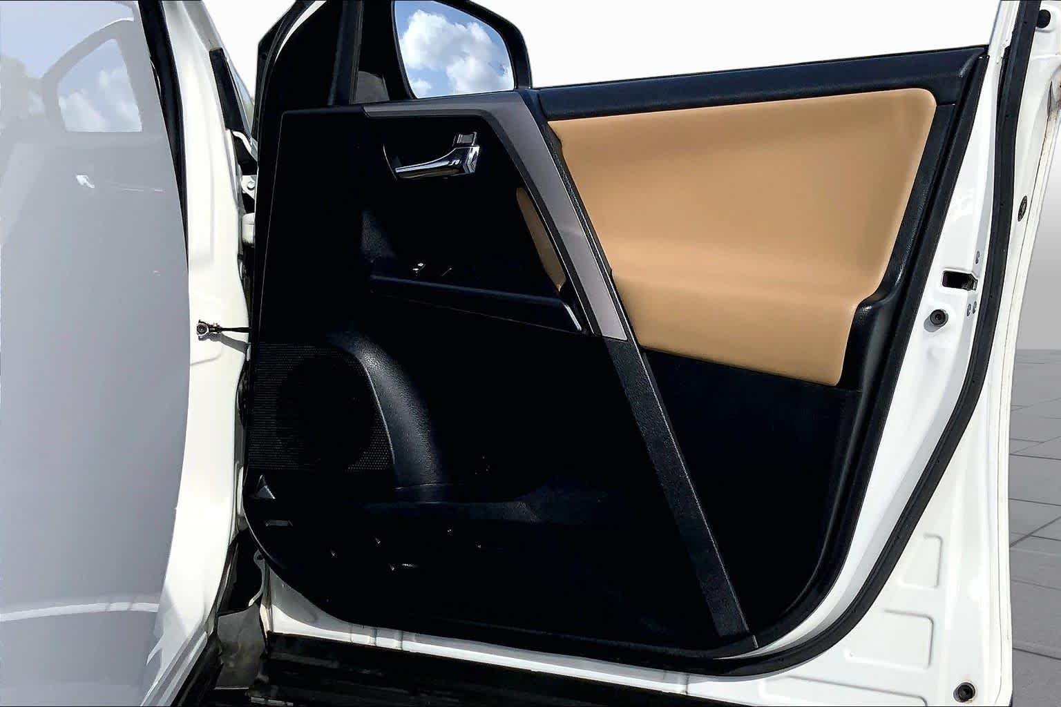 Used 2018 Super White Toyota XLE image 22