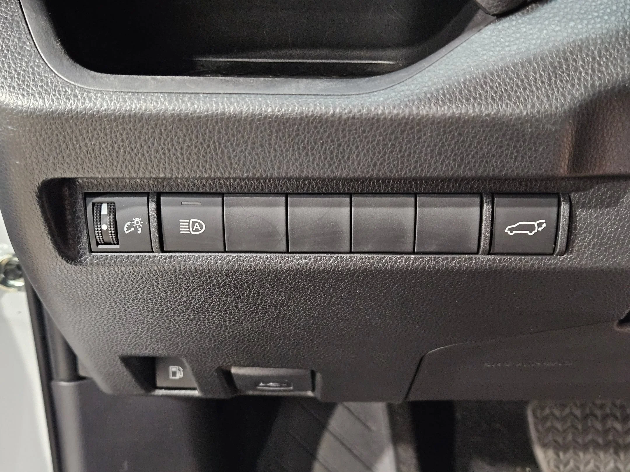 Used 2024 Wind Chill Pearl Toyota Hybrid XLE Premium image 26