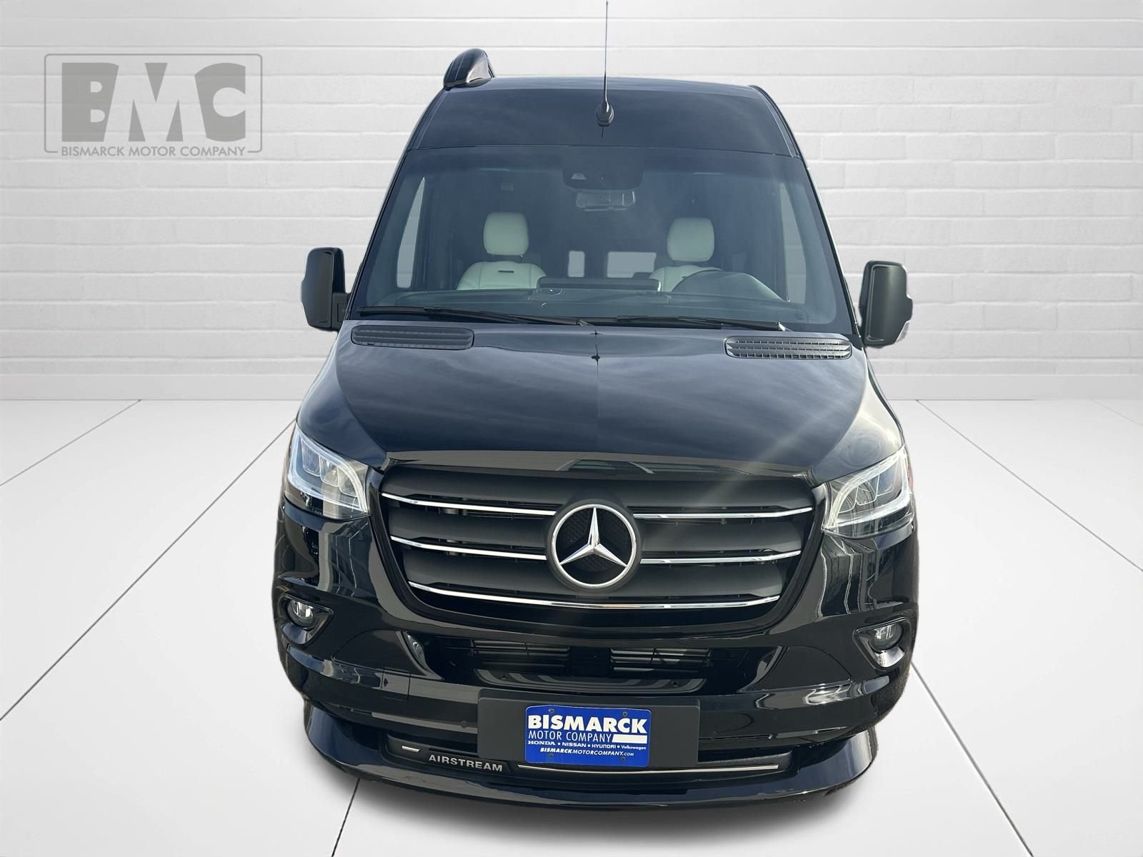 Used 2022  Mercedes-Benz 24GL 4X4 image 2
