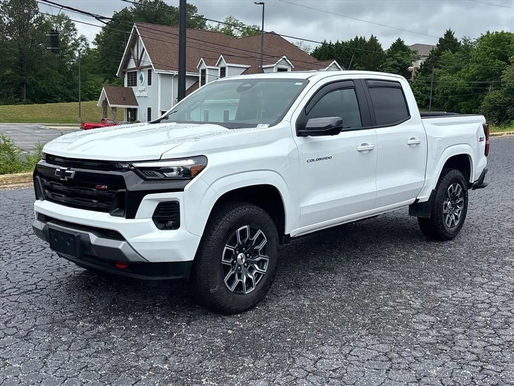 Used 2025 White Chevrolet Z71 image 3