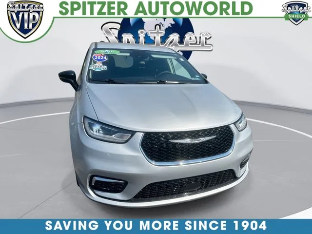 2024 Chrysler Pacifica Touring L's photo