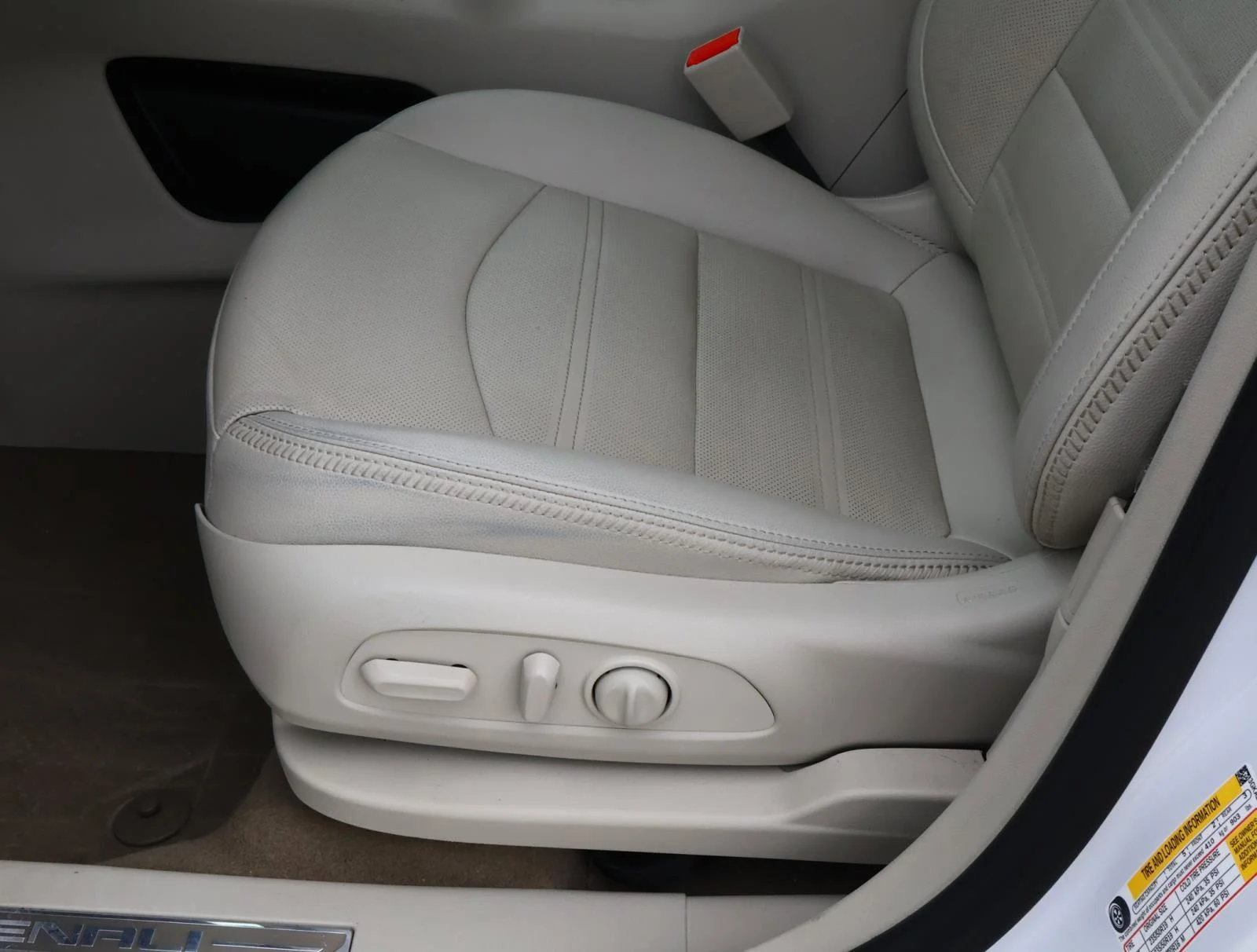 Used 2024 White Frost Tricoat GMC Denali image 14