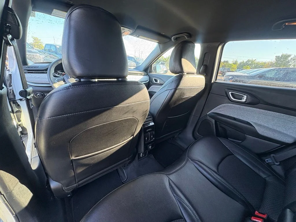 Used 2024 White Jeep Latitude image 26
