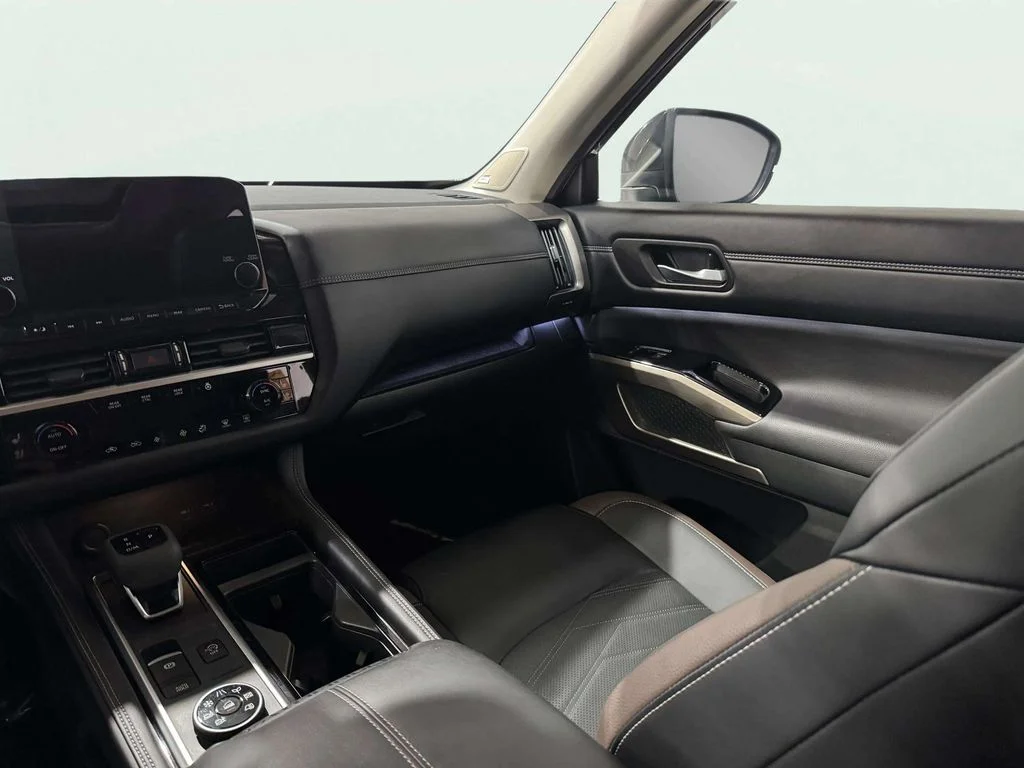 Used 2025 Black Nissan Platinum image 11