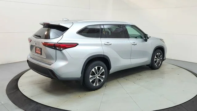 Used 2021 Silver Toyota XLE image 10