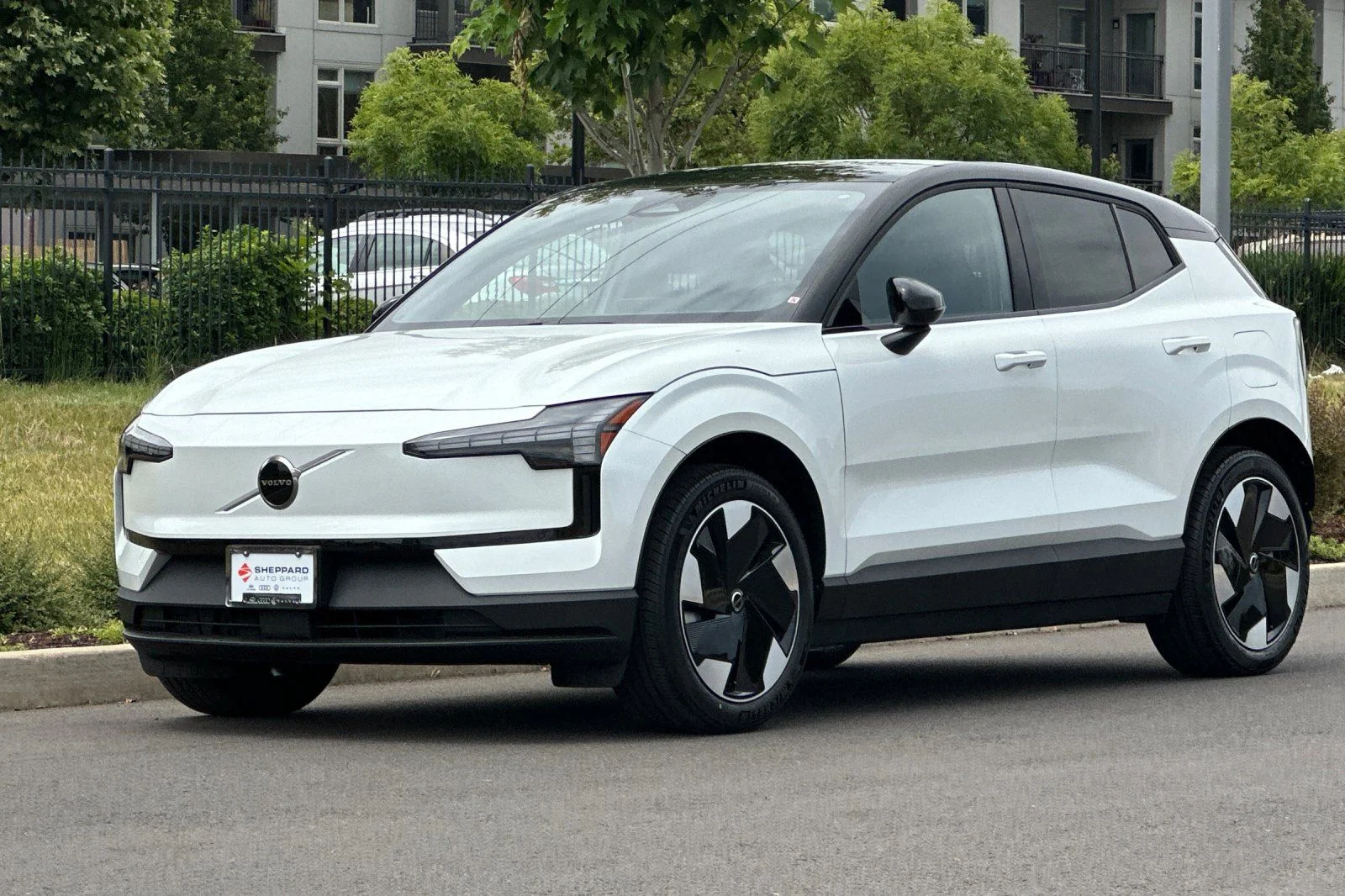 New 2026 Crystal White Volvo Plus image 7
