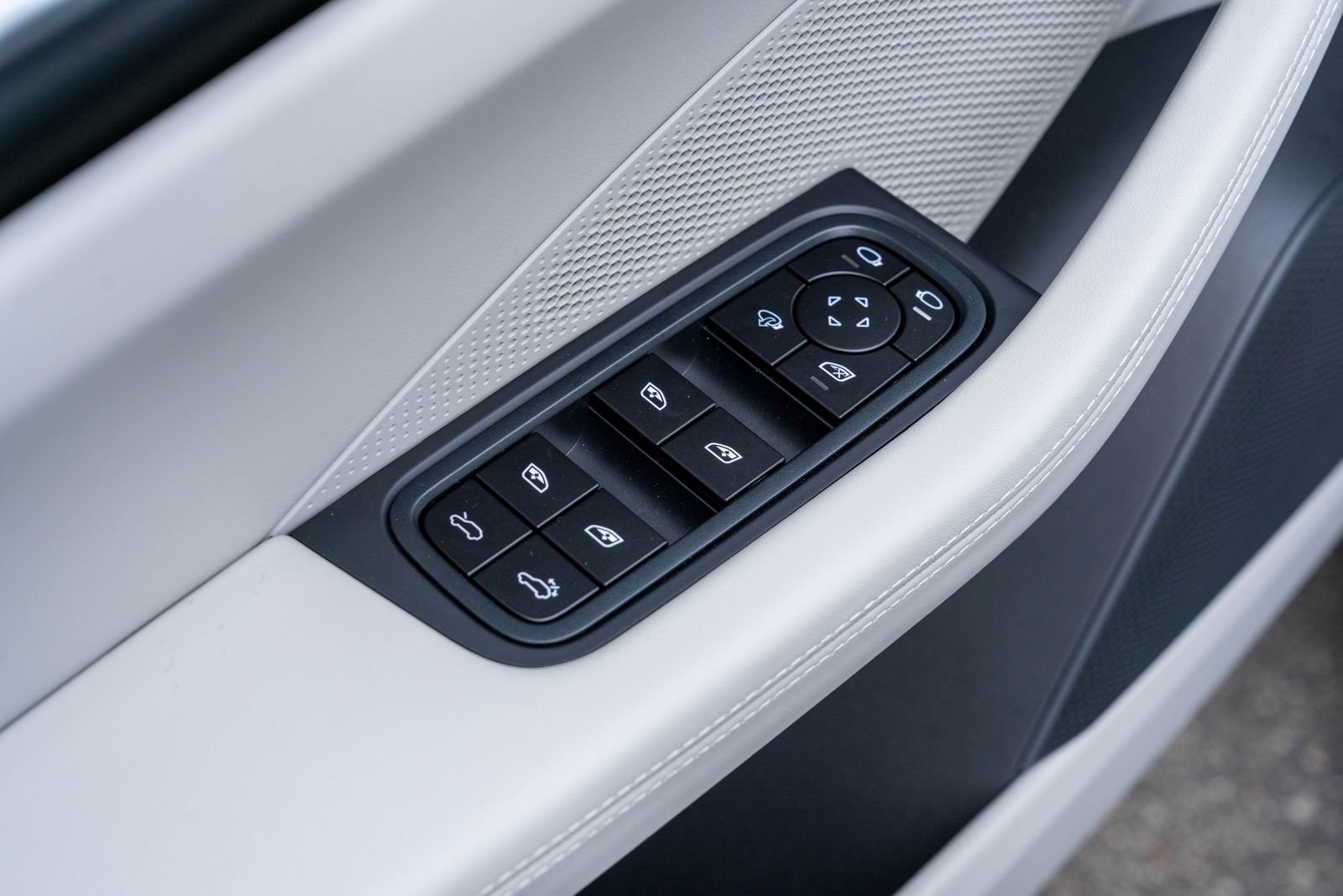 2025 Porsche Macan S - Photo 19