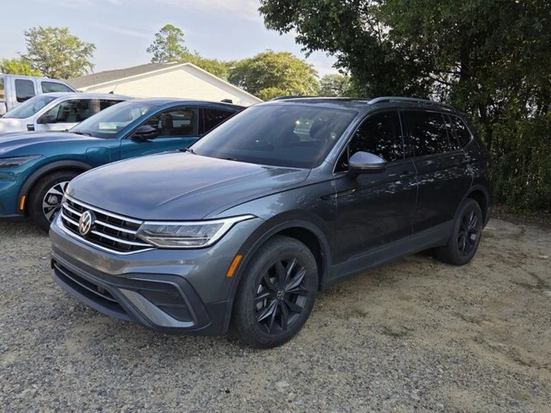 Used 2023 Platinum Gray Metallic Volkswagen SE image 4