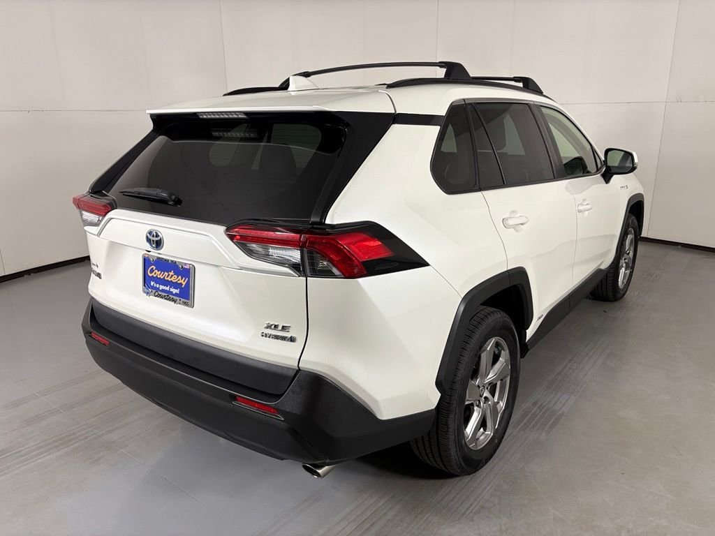 Used 2021 White Toyota XLE Premium image 8