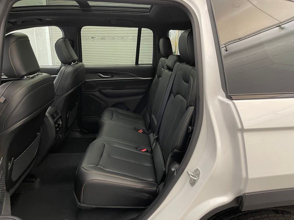 New 2026 Bright White Clear-Coat Exterior Paint Jeep  image 18