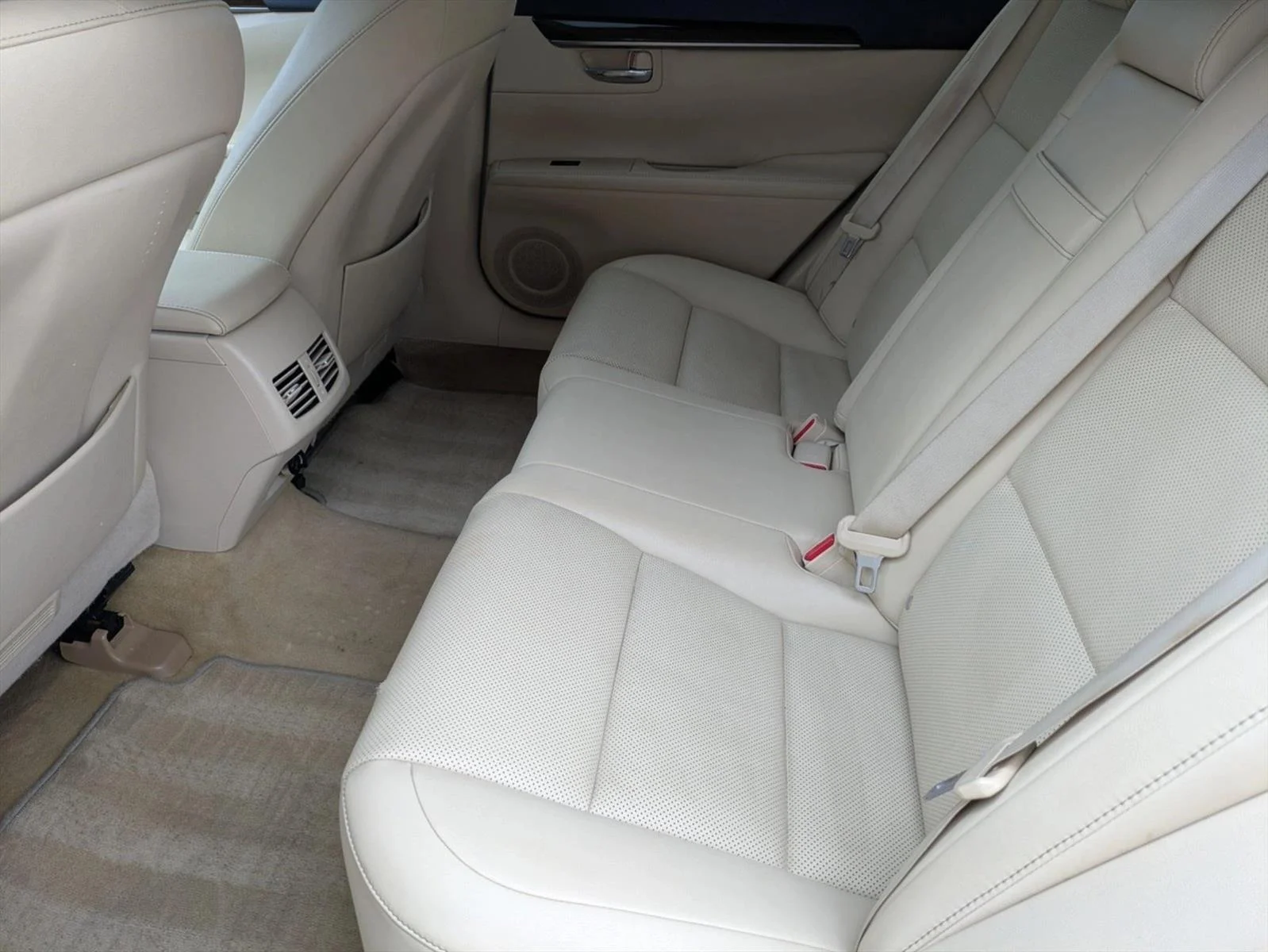 Used 2014 Starfire Pearl Lexus  image 17