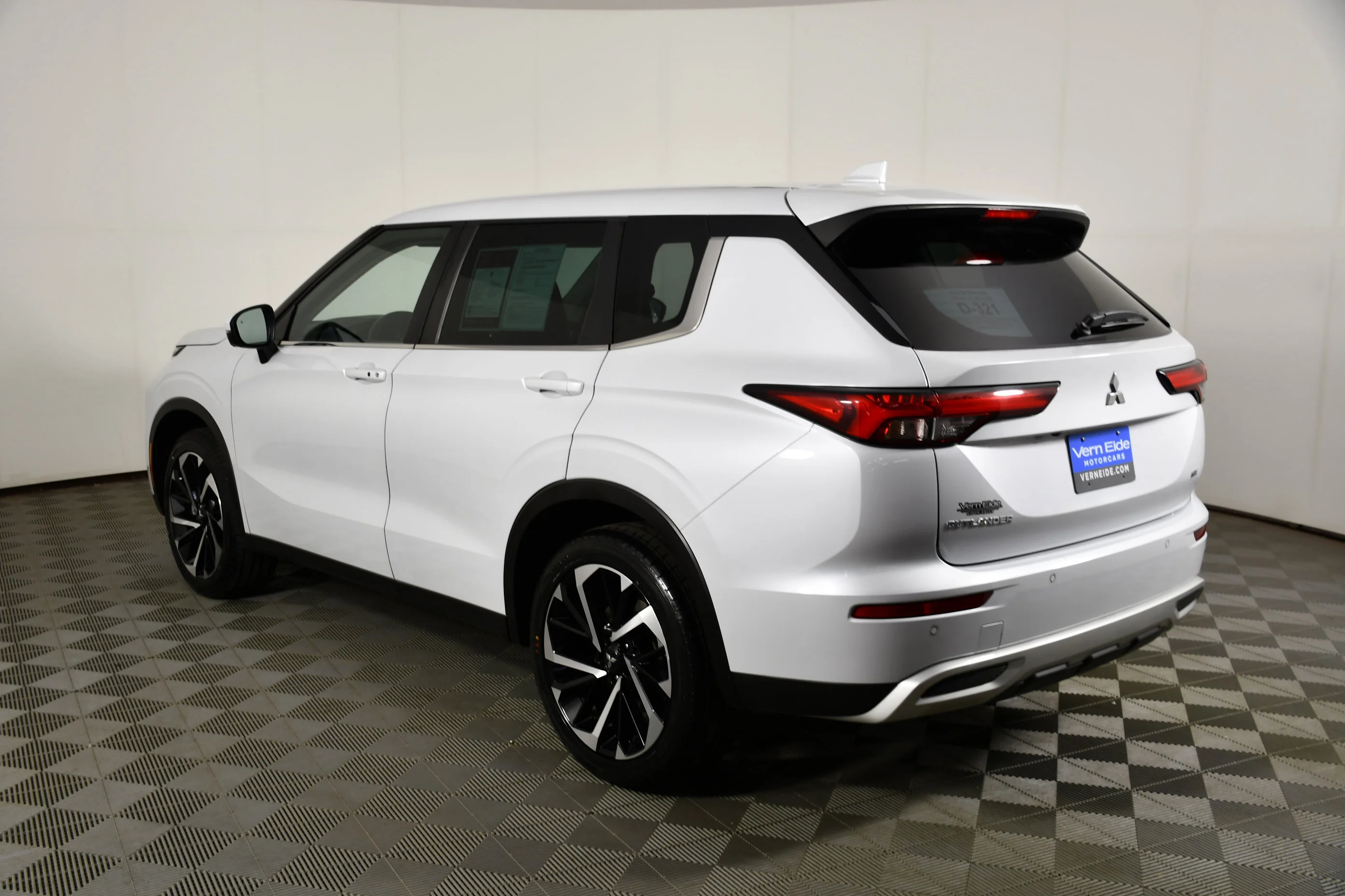 Certified Used 2023 White Diamond Mitsubishi SE image 8