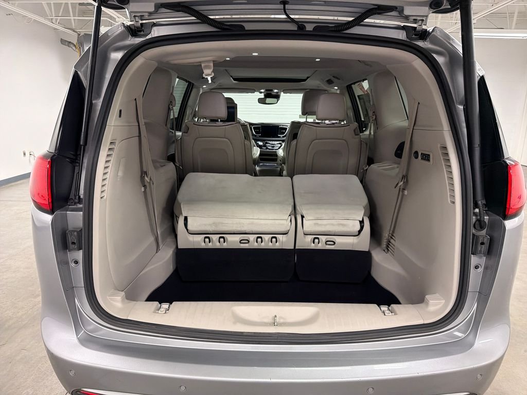 Used 2019 Silver Chrysler Limited image 19