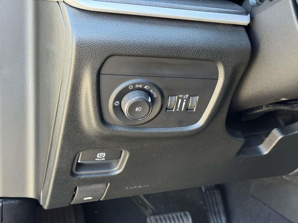 Used 2025 Silver Jeep Limited image 10