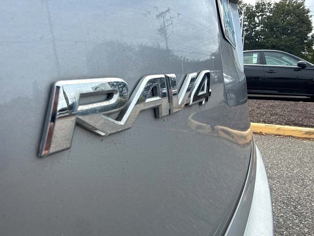 Used 2017 Silver Toyota XLE image 15