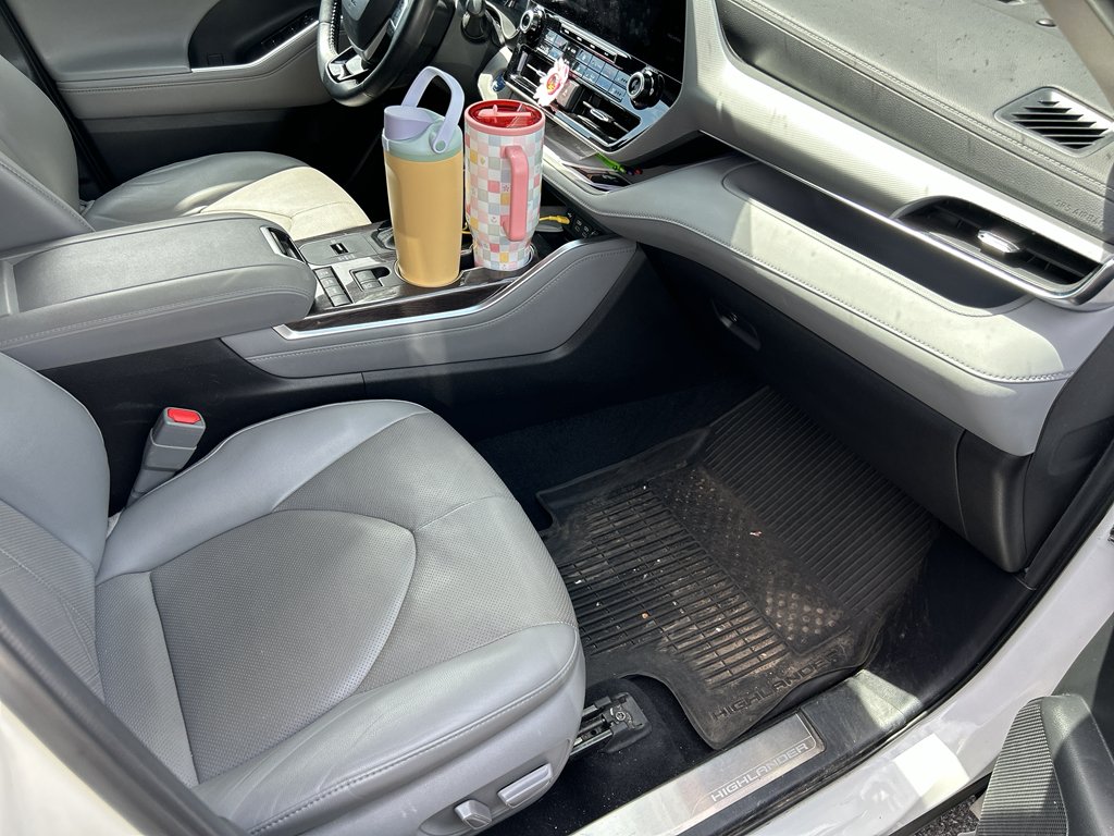 Used 2022 Wind Chill Pearl Toyota Hybrid Platinum image 5