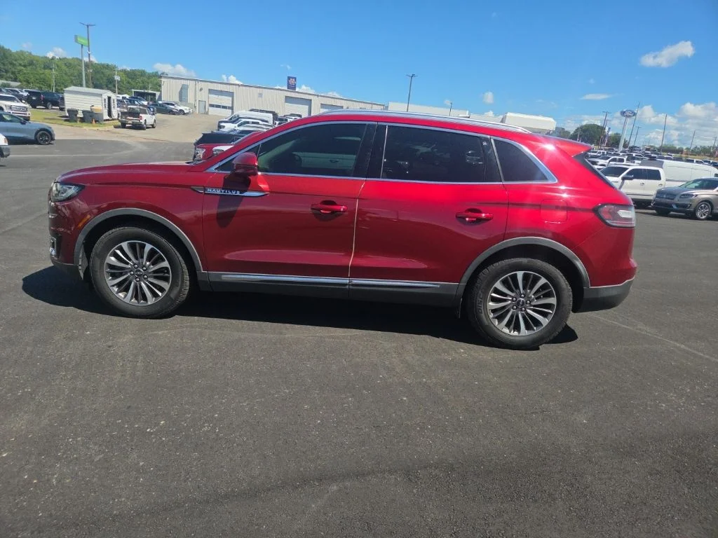 Used 2019 Red Lincoln Select image 6