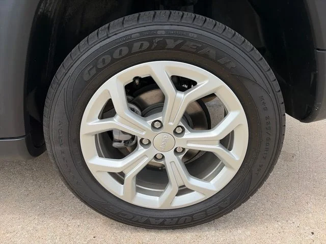 Used 2024 White Jeep Latitude image 43