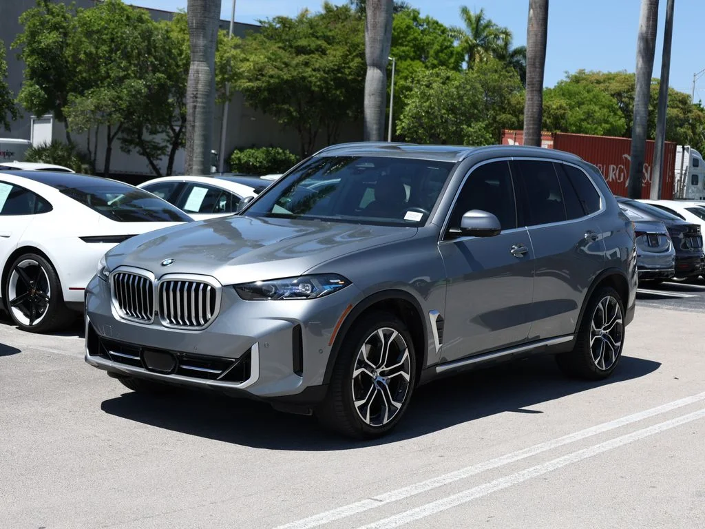 Used 2025 Gray BMW xDrive40i image 1