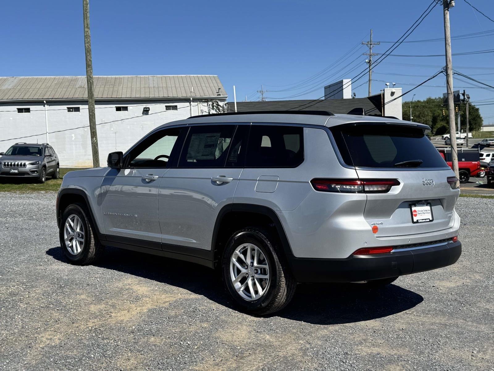 New 2025 Silver Zynith Exterior Paint Jeep Laredo X image 22