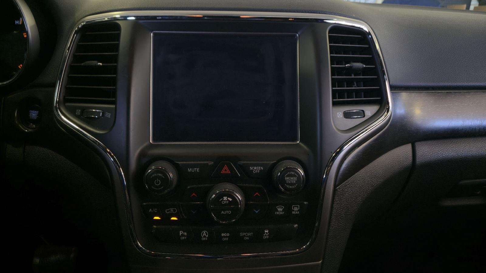 Used 2018 Diamond Black Crystal Pearlcoat Jeep Altitude image 18