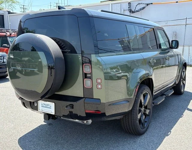 New 2026 Woolstone Green Land Rover X-Dynamic SE image 8