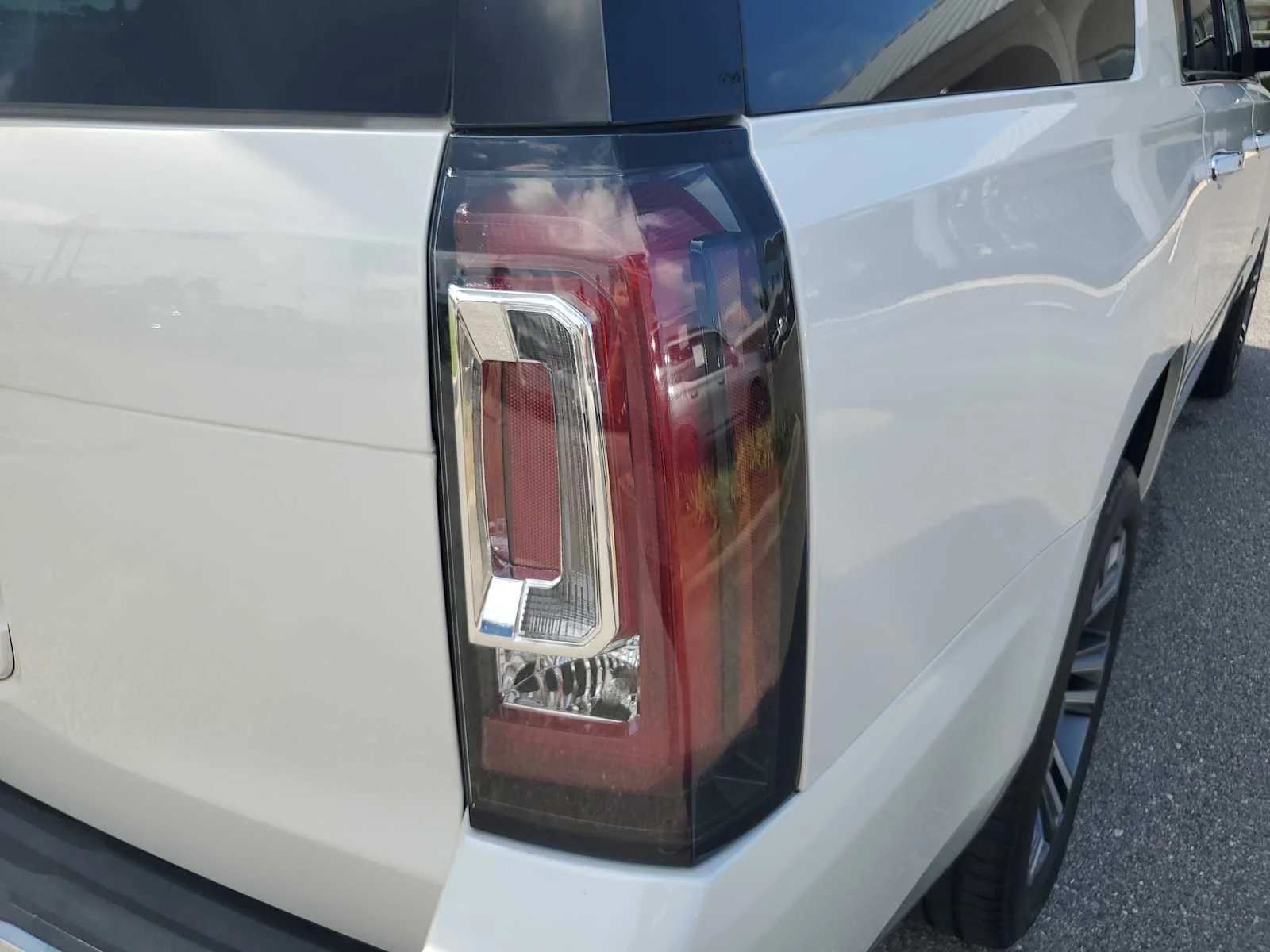 Used 2017 WHITE FROST TRICOAT GMC Denali image 14