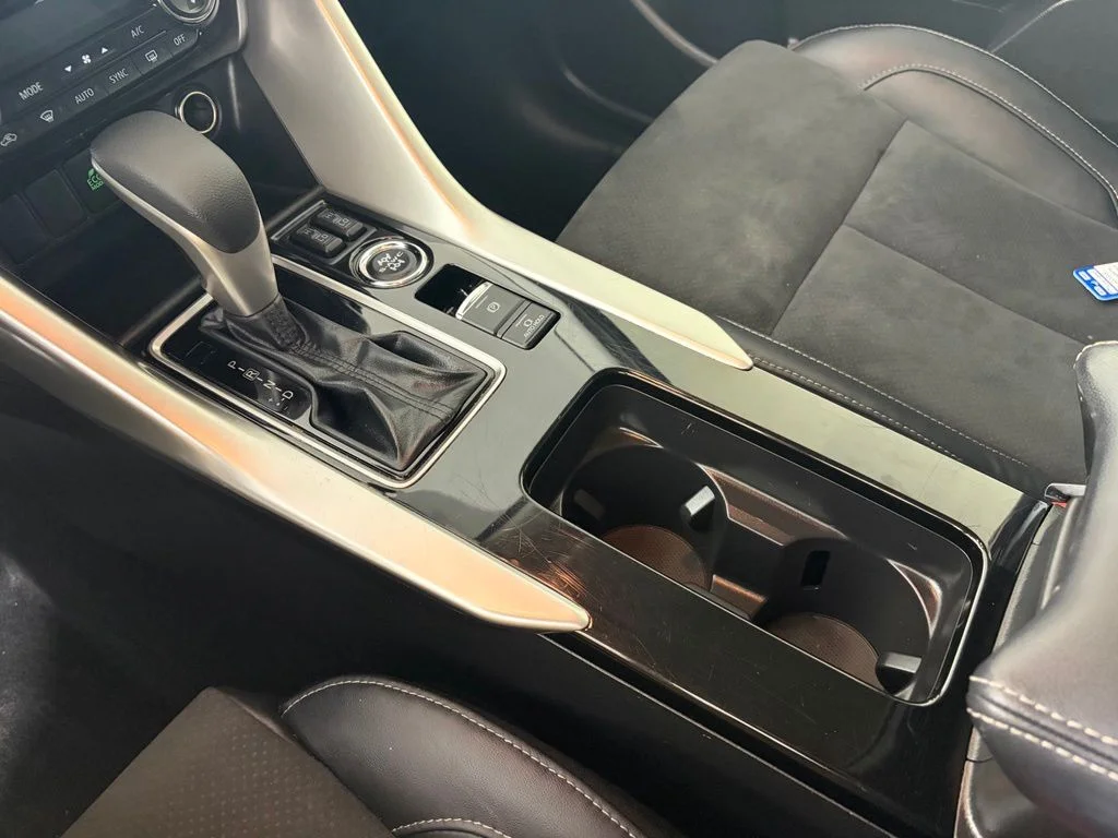 Used 2022 Silver Mitsubishi SE image 8