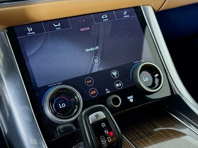 Used 2020 White Land Rover HSE Dynamic image 18